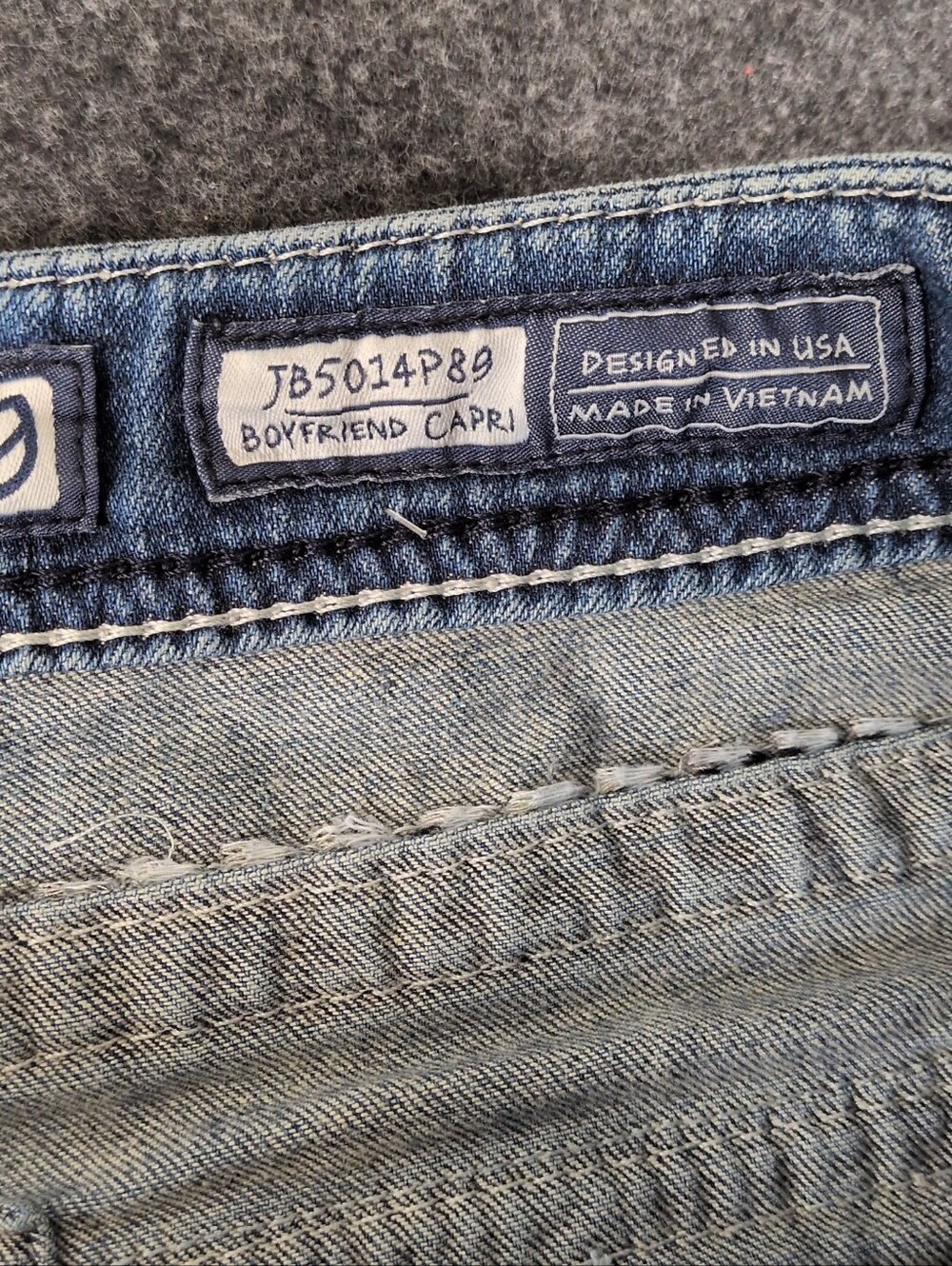 Miss Me Boyfriend Capri Distressed Jeans Size 29 - Picture 9 of 11